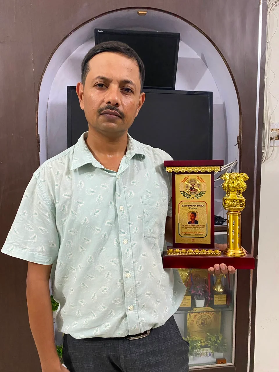 Dr. Prashant Chaturvedi with IDA Gorakhpur award